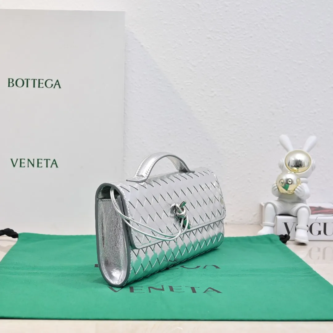 The batch of 1360 BV Andiamo evening handbags has been heavily planted again~ The designer aesthetics in the era of economic downturn are back. I fall in love with it at first sight and can't put it down. It's so beautiful and full of aura. The shape and texture are very competitive. It's light in weight and has sufficient capacity. It's a must-have for fashionistas. It's suitable for many occasions, minimalist, high-end and light luxury. Model No.: 741511 Size: 31*13*3cm